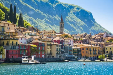 Fototapete Stadt am Wasser Schöner Altstadthafen in der italienischen Stadt Varenna