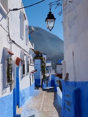 Die wunderschönen blauen Gassen und das blau getünchte Gebäude von Chefchaouen, Marokko – eine erstaunliche Palette blauer und weißer Gebäude © Natalia Schuchardt