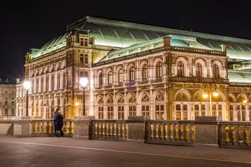 Zelfklevend Fotobehang Opera house in Vienna at night, Austria © conssuella