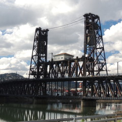 Fototapeta na wymiar Bridge Accross Willamette River