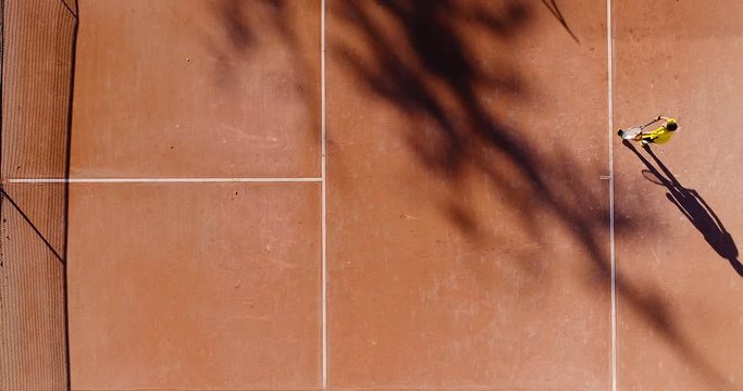 jeunes joueurs qui jouent au tennis sur terre battue 
