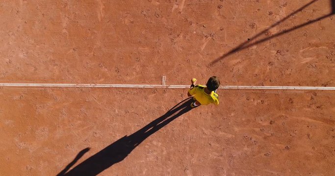 jeunes joueurs qui jouent au tennis sur terre battue 