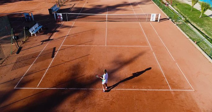 jeunes qui jouent au tennis sur terre battue 
