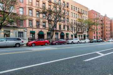 Naklejka premium Typowa ulica Upper West Side na Manhattanie z budynkami w Nowym Jorku