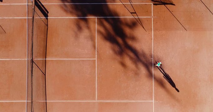jeunes qui jouent au tennis sur terre battue 