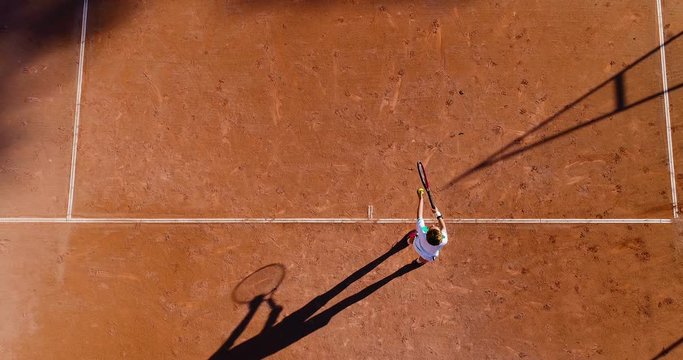 jeunes qui jouent au tennis sur terre battue 