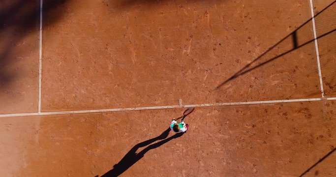 jeunes qui jouent au tennis sur terre battue 