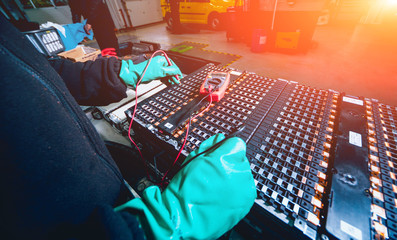 Charging the batteries of the elecric motor. Disassembling the battery of an electric vehicle engine