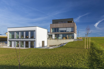 Modernes Haus mit Grundstück und Wiese