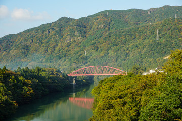 Fototapeta premium 日本の渓谷 神通峡と赤い橋 富山県富山市 夏～初秋