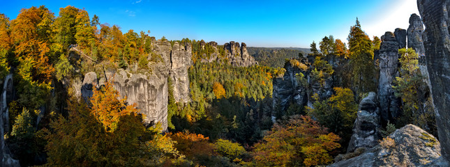 Panoramablick von der Basteibrücke über das herbstliche Elbsandsteingebirge, Sachsen, Rathen 
