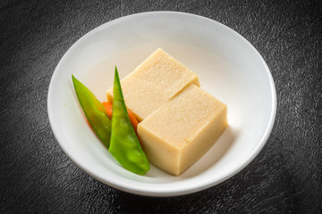 高野豆腐　dried Tofu Simmered in Seasoned Broth