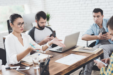 Obraz premium The girl is indignant during a business meeting in a modern office.