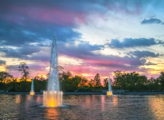 Papier Peint photo autocollant Fontaine Dreamy water fountain landscape at sunset in Forest Park, St Louis
