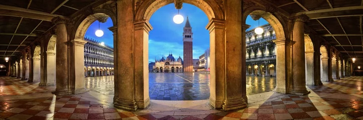 Zelfklevend Fotobehang Piazza San Marco gang nacht panoramisch uitzicht © rabbit75_fot