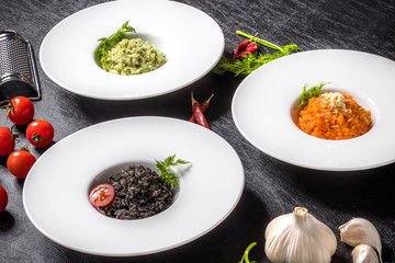 カラフルなリゾット( risotto (squid ink, tomato, basil)