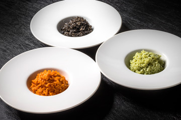 カラフルなリゾット( risotto (squid ink, tomato, basil)