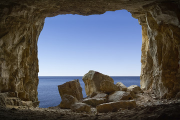 Exit from the cave to the shore of the blue sea.