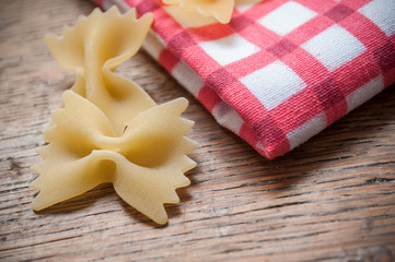 pâtes en forme de papillon et serviette sur table en bois