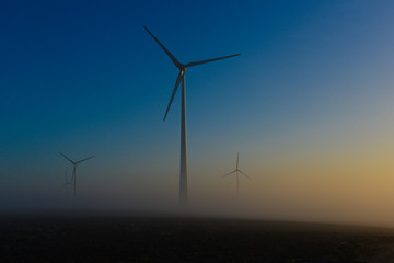 eoliennes electricite vert  durable renouvelable ecologie vent soleil brouillard environnement meteo climat eneco