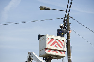 electricite cable  travailleur pilone poteau electrique fil  GDF Suez environnement ville...