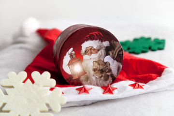 Scatola rossa con babbo natale, cappello, e fiocchi di neve decorativi