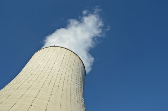 electricite electrabel gaz nucleaire fournisseur energie gdf suez cable pilone fil centrale cheminee environnement fumee air pollution menage coupure blackout Drogenbos