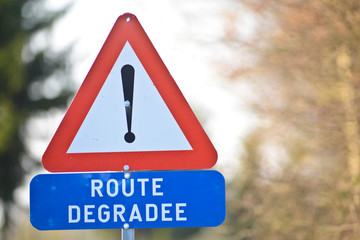 degradee degradation route wallonie spw travaux trous route bithume asphalt auto voiture camion taxe circulation securite