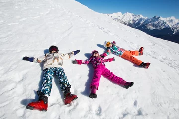 Papier Peint photo Sports dhiver petits enfants en station de ski
