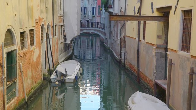 14728_Closer_look_of_the_canal_water_in_Venice_in_Italy.mov