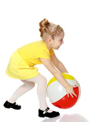 Fototapeta na wymiar Girl playing with a ball.