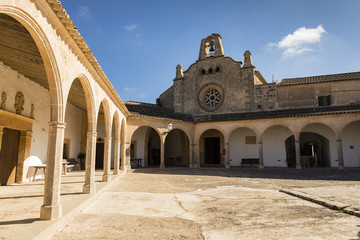 Fototapeta na wymiar Innenhof des Klosters Monti-Sion, Santuari de Monti-Sion, Porreres, Balearen, Mallorca, Spanien