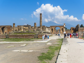 Forum vor dem Vesuv, Tempel, Ausgrabungen von Pompeji, Neapel, Kampanien, Italien