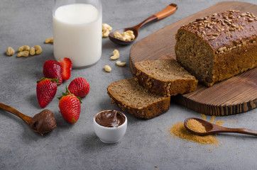 Nutella spread with wholegrain bread