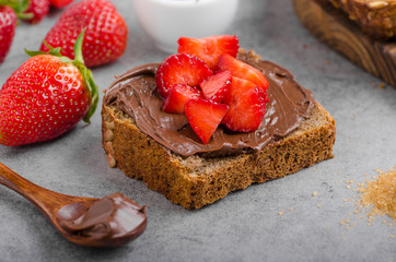 Nutella spread with wholegrain bread