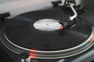 Vinyl, Schallplattenspieler, es dreht eine Schallplatte