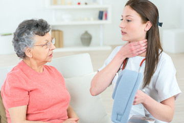 Obraz premium nurse explaining old female patient how to use medical assistance