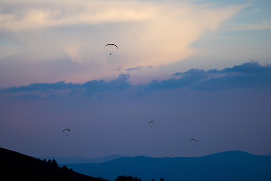Italy, Umbria, Mount Subasio, Paragliding at sunset