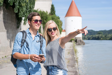 Junges Paar macht Stadtausflug im Sommer