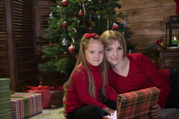 Obraz na płótnie Canvas Mom and daughter meet a happy Christmas