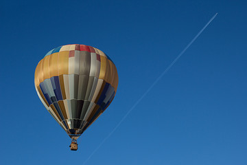 Naklejka premium Balão de Ar Quente e Avião