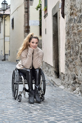Fototapeta na wymiar Ritratto ragazza in sedia a rotelle