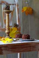 Mousse au Chocolat Törtchen mit Schokoladen-Haferflocken Boden- und Crumbles und Preiselbeersauce (Herbst)