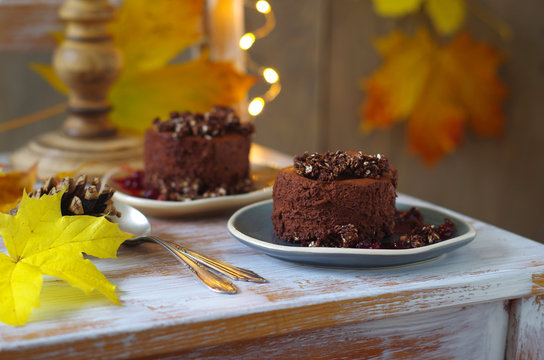 Mousse au Chocolat T&ouml;rtchen mit Schokoladen-Haferflocken Boden- und Crumbles und Preiselbeersauce (Herbst)