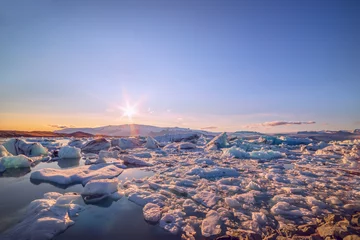 Deurstickers Gletsjers Uitzicht op de met sneeuw bedekte bergen en een smeltende gletsjer aan de oever van het meer. IJsland. Smeltende gletsjers. Prachtig landschap van wilde natuur.