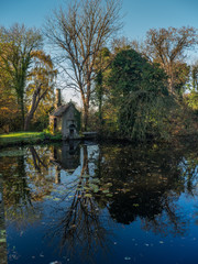 Obraz na płótnie Canvas Autumn glory reflected in water