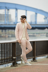 Obraz premium Asian young man outdoors posing at camera