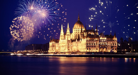 Obraz premium new Year in the city - Budapest Parliament with fireworks
