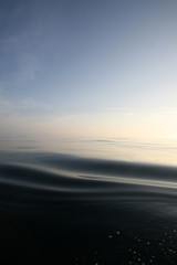 Lever du jour sur la mer calme