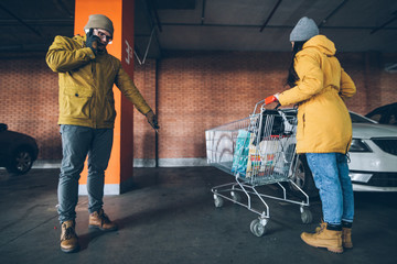 man with woman returned after shopping and didn't find their car